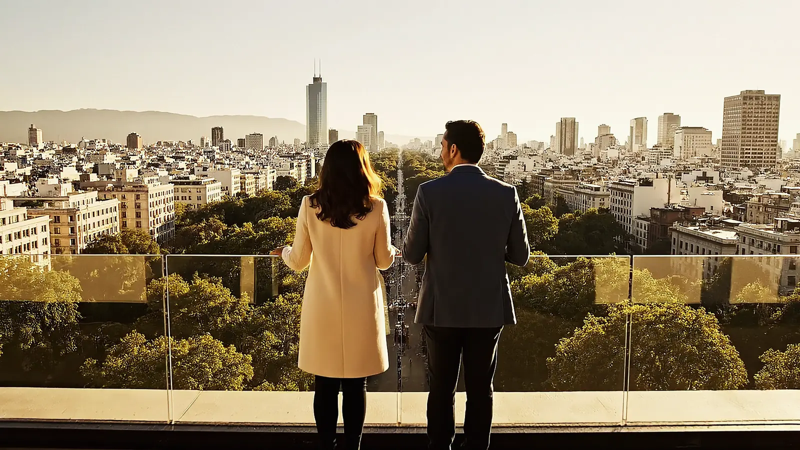 Ilustración generada con IA: la mujer y el asesor miran la ciudad desde la terraza de un departamento modelo, con luz dorada de la tarde.